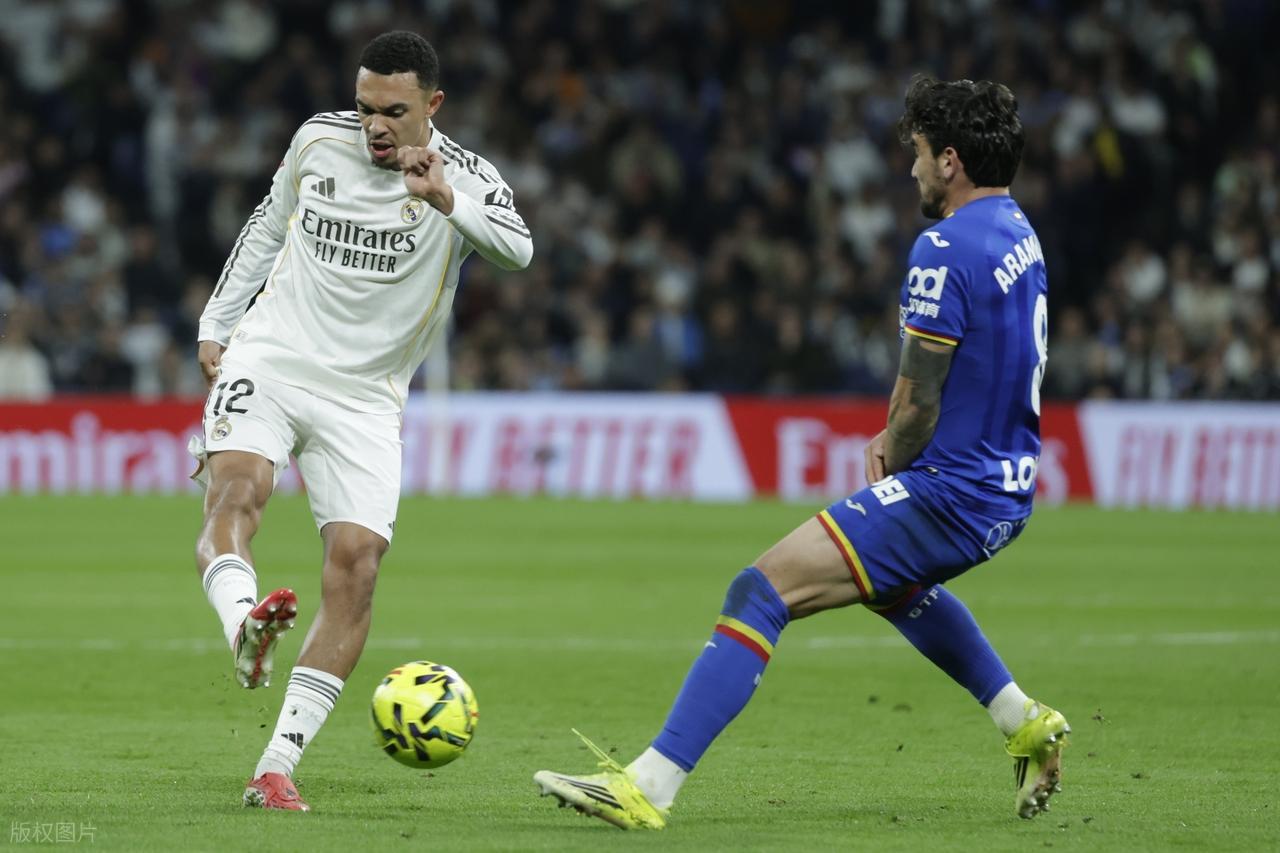 九游app最新版下载安装-0-1！10人皇马惨遭两连败，被巴萨甩开4分，新星追骂主裁被直红